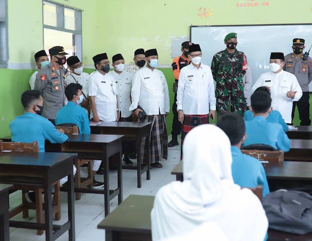 Bupati dan Wakil Bupati Cek Simulasi Ujian Tatap Muka di SDN Sumbersari 2 dan SMPN 7 Jember